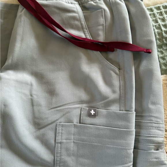 FIGS Yola Petite Skinny Scrub Pant - Picture 2 of 3